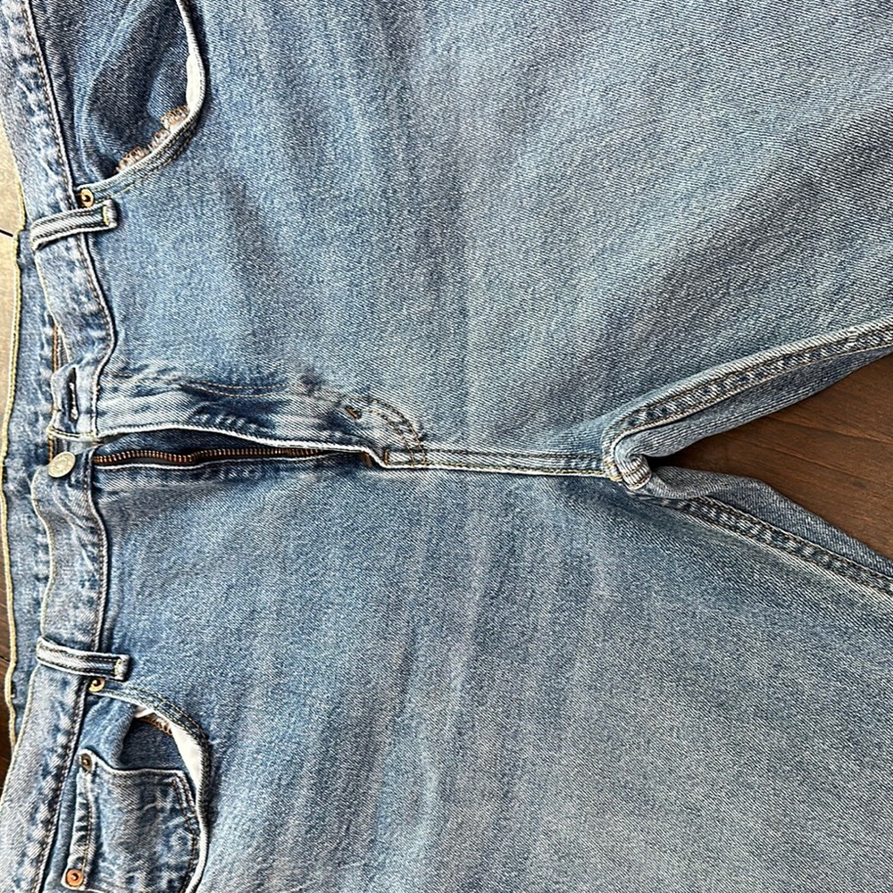 Levi's Relaxed Blue Jeans with Vintage Wash - Picture 3 of 5